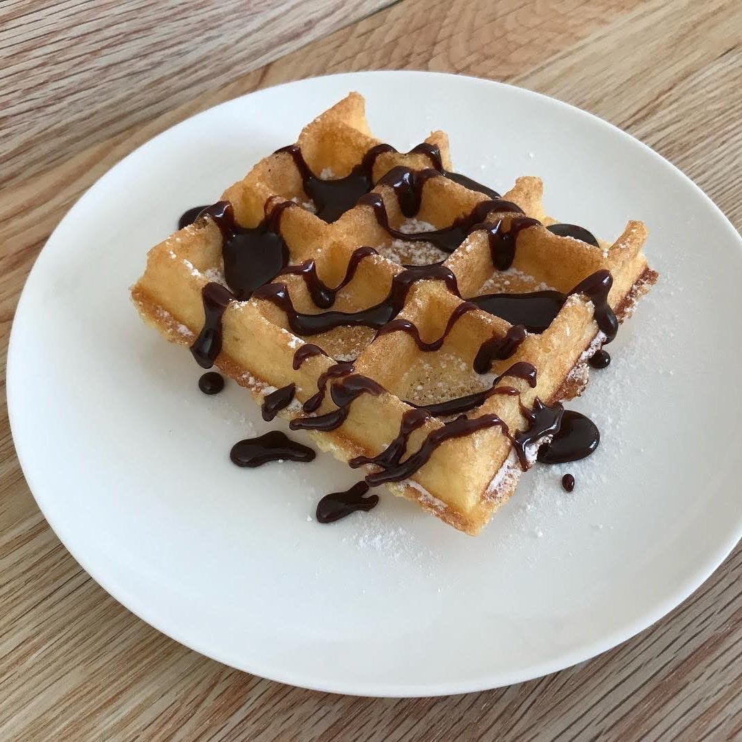 ベルギー産チョコレートソースをかけたワッフル