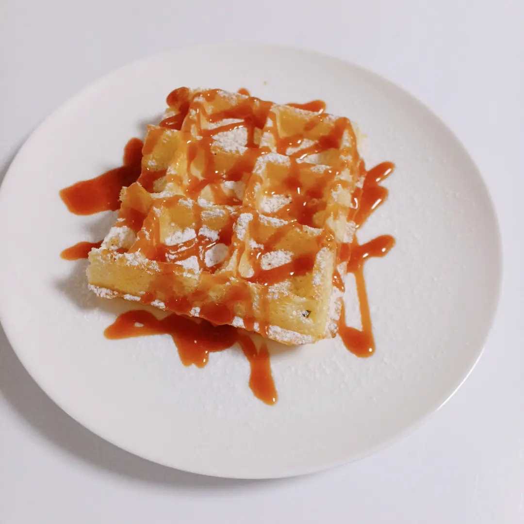 塩キャラメルソースをかけたワッフル